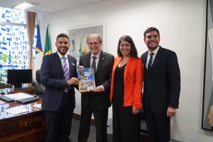 Executiva do União Jovem do Brasil com o presidente nacional do União Brasil, Luciano Bivar.