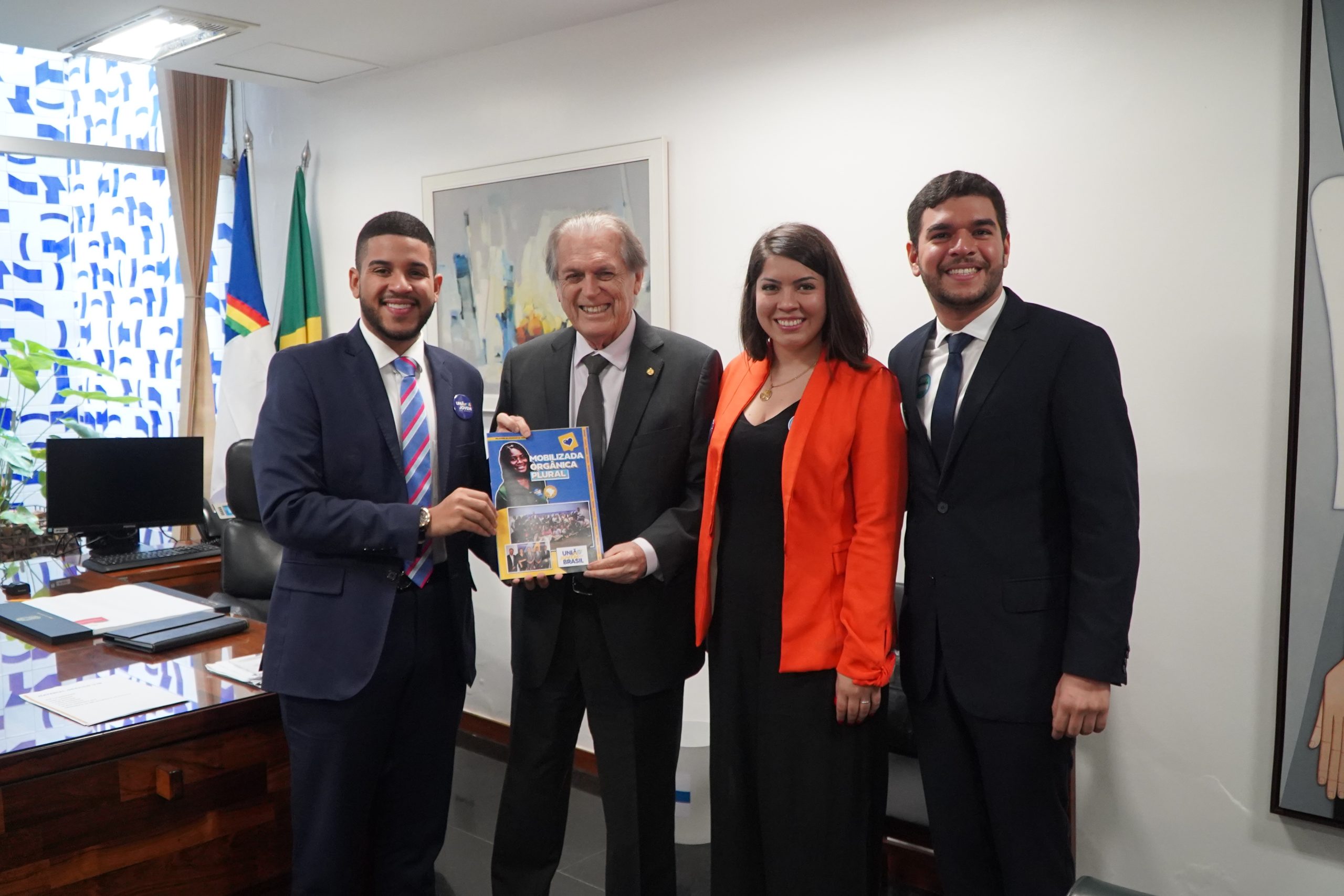 Executiva do União Jovem do Brasil com o presidente nacional do União Brasil, Luciano Bivar.